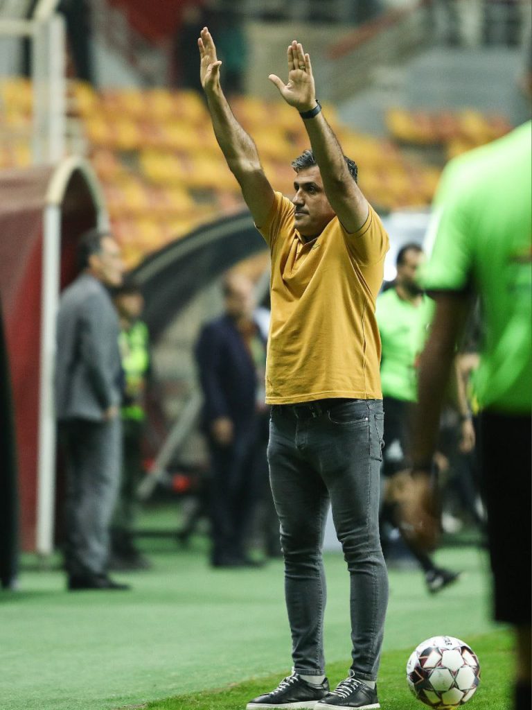 اقدام جنجالی سرمربی استقلال؛ ۱۰ نفره شدن تیم در لحظات حساس!1